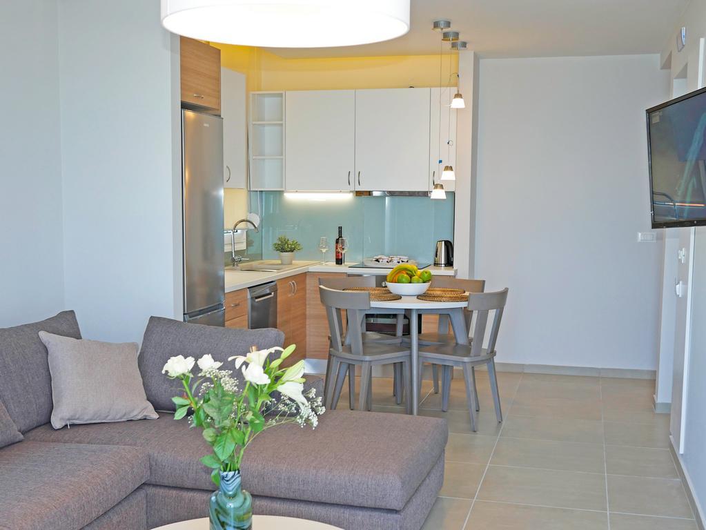Sonja Beachfront Apartments คาโตดารัตโซ ภายนอก รูปภาพ